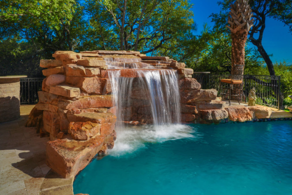Waterfalls-and-Water-Features-for-Swimming-Pools-3